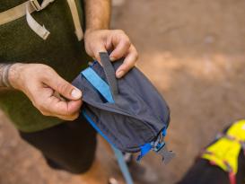 Ruffwear Stash Bag Plus™ Bauchtasche für Umhängeleine Basalt Gray 5