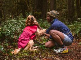 Ruffwear Sun Shower™ Regenmantel für Hunde Hibiscus Pink 8